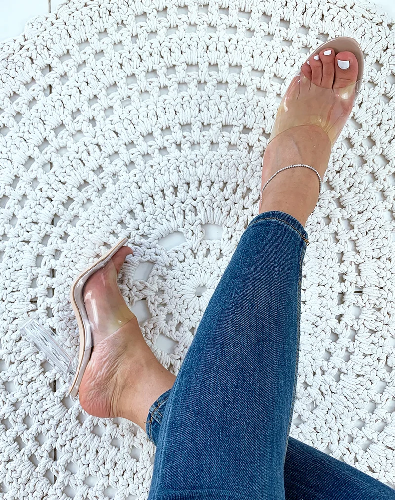 Mules beiges vernies à talons et larges brides transparents