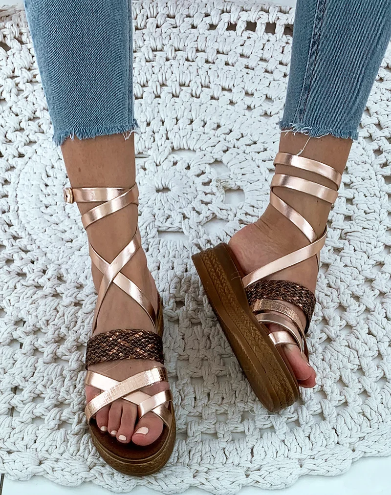 Nu-pieds en cuir bronze à semelles compensés et à lacets
