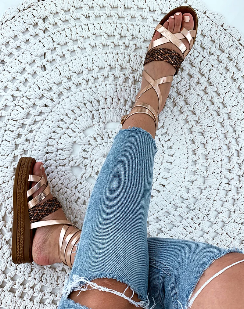 Nu-pieds en cuir bronze à semelles compensés et à lacets