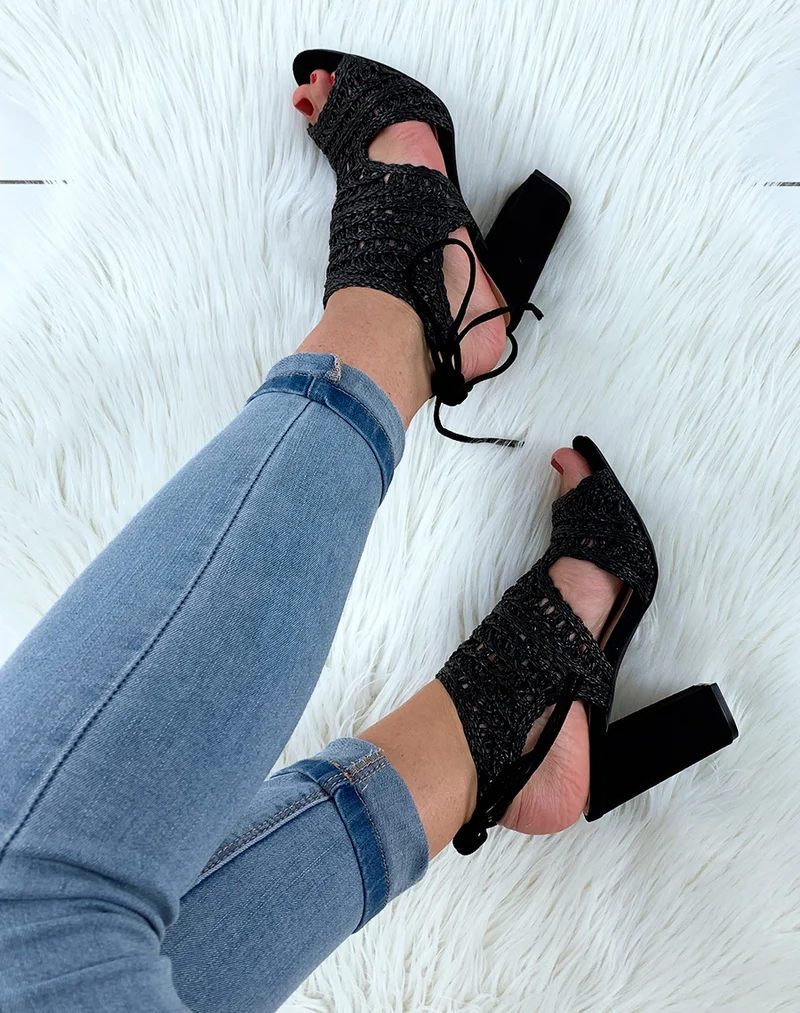 Sandales noires à talons carrés et à lacets bi-matières