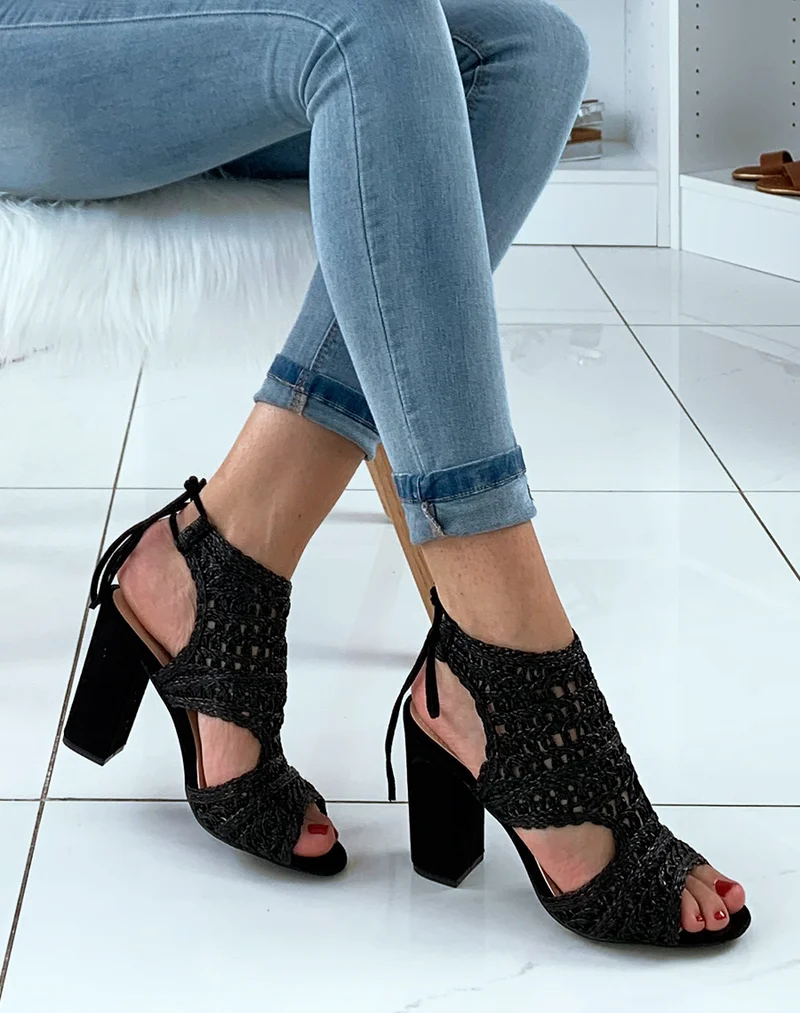 Sandales noires à talons carrés et à lacets bi-matières