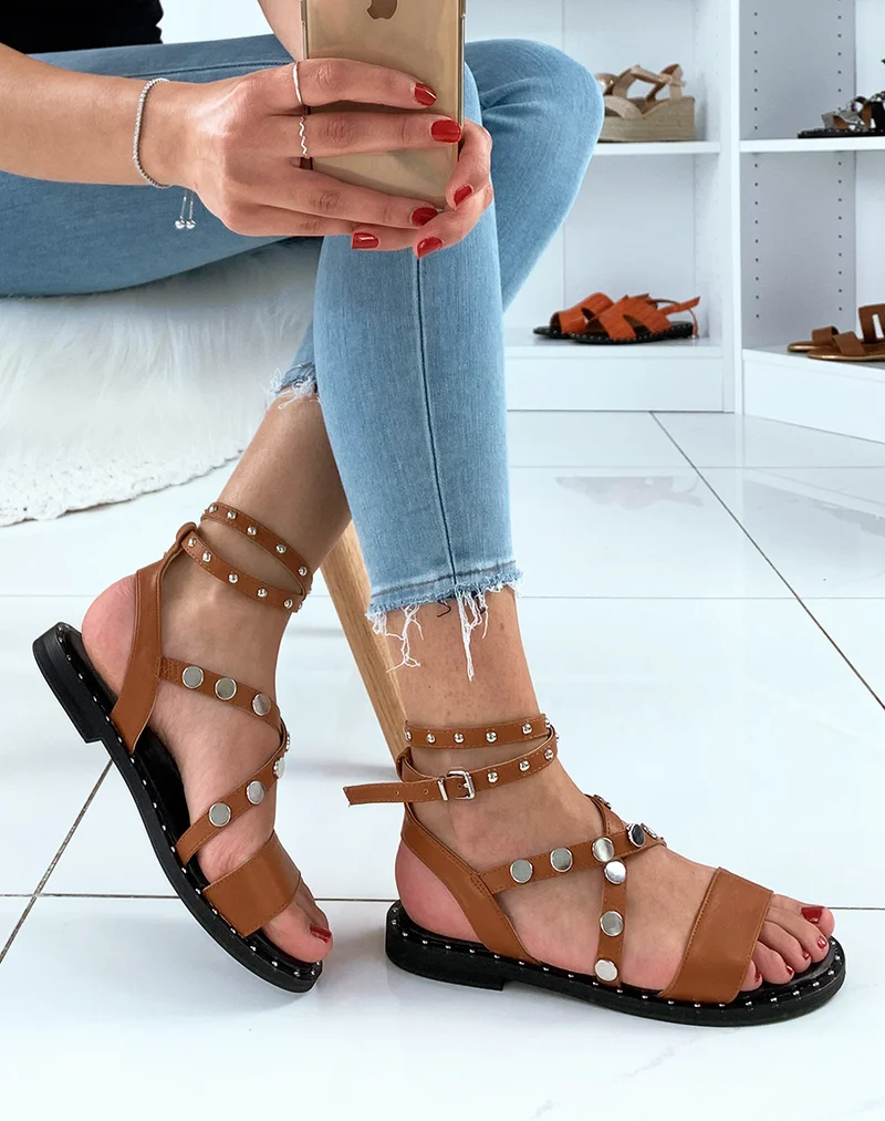 Nu-pieds en similicuir camel à lanières entrecroisées ornées de clous