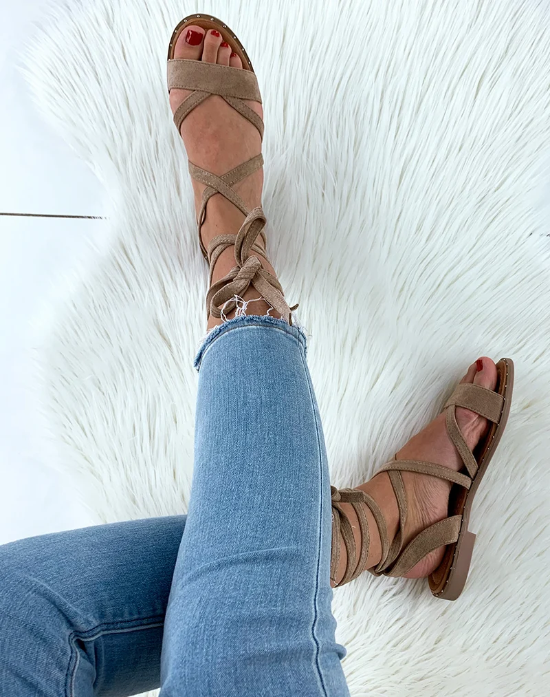 Nu-pieds en suédine taupe à lacets entrecroisés