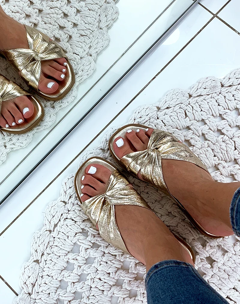 Sandales dorées plates à brides entrecroisées