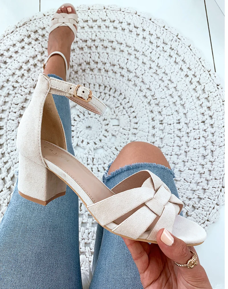 Sandales en suédine beiges à petits talons carrés et larges brides fantaisies