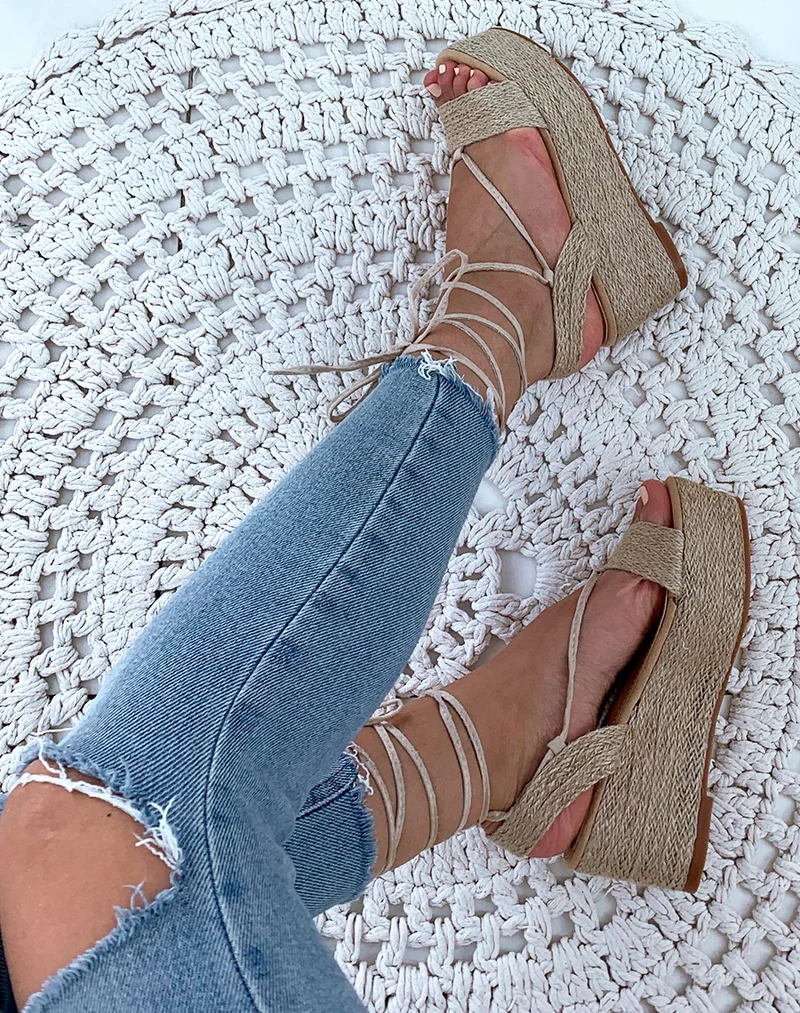 Sandales en osier beiges à talons compensées et à lacets