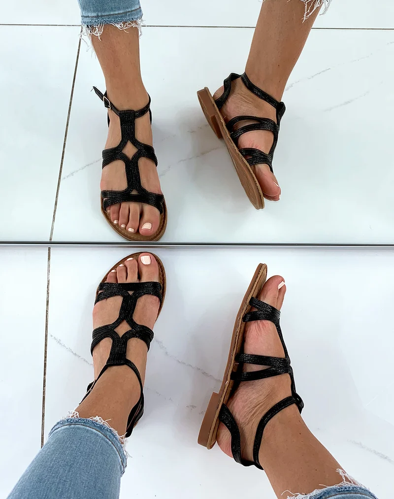 Nu-pied noir à multiples brides