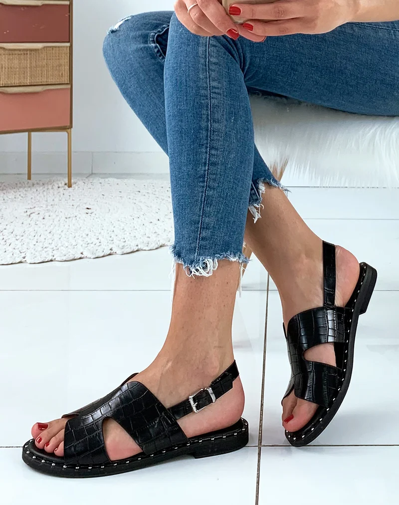 Nu-pied noire à semelle cloutée