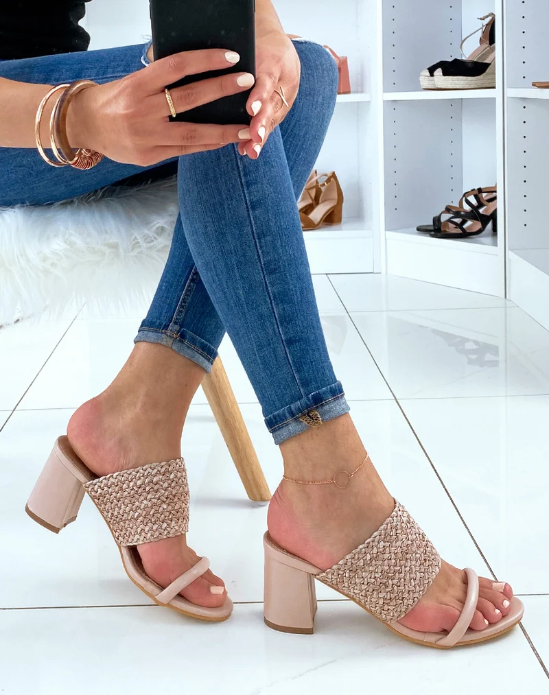 Sandales en similicuir beiges à talons et à double brides
