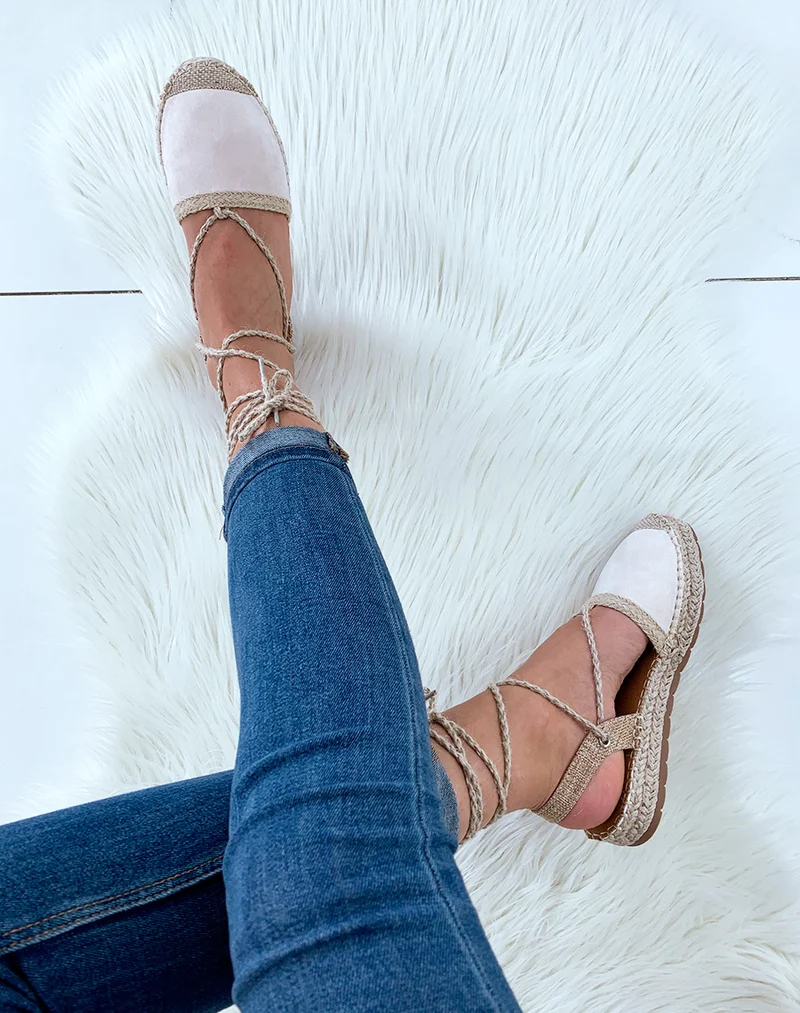 Espadrilles beiges et en osier avec des lacets tressés