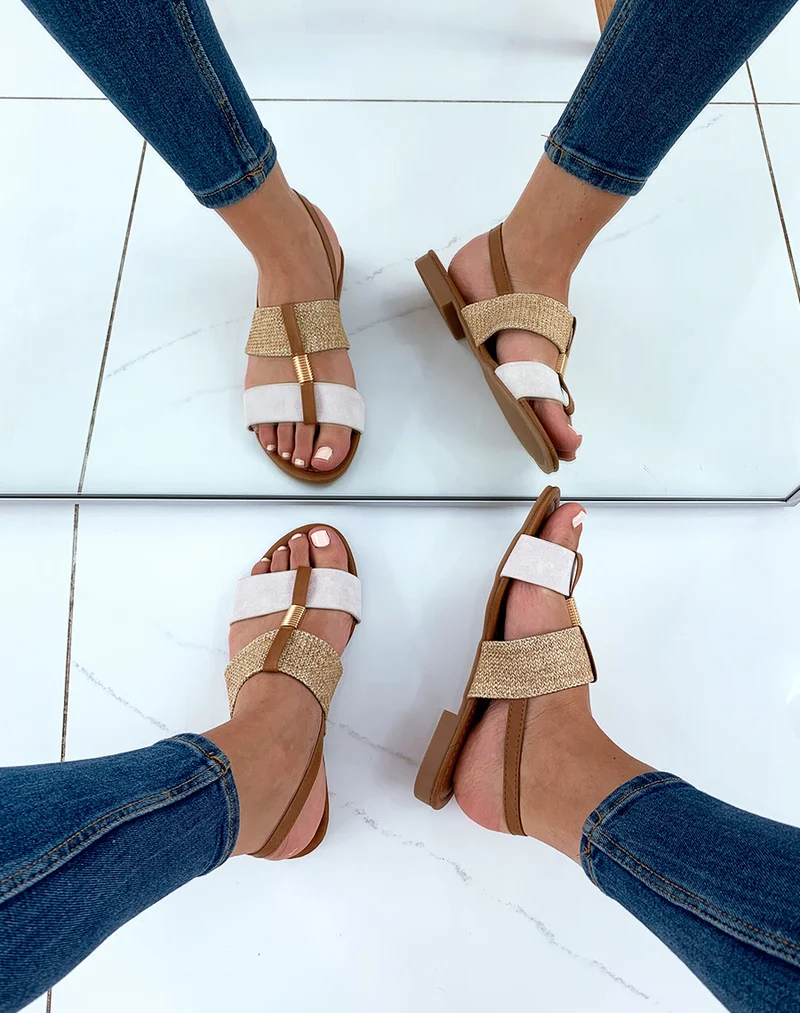 Nu-pieds beiges et en osier tressé