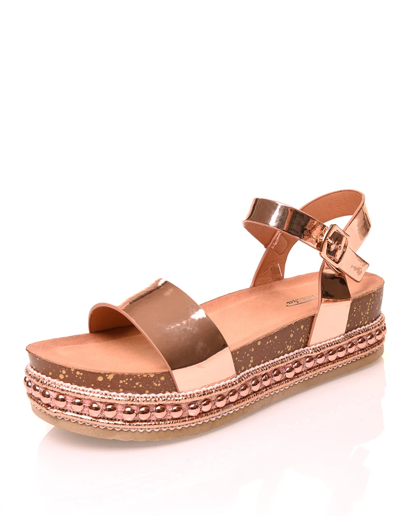 Sandales à brides vernies rose gold et plateformes à clous