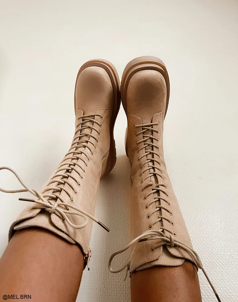 Bottes beiges en suédine hautes à lacets