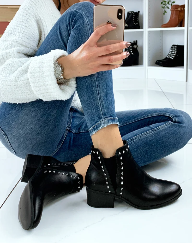 Bottines basses noires à élastiques échancrées