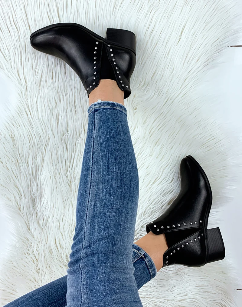 Bottines basses noires à élastiques échancrées