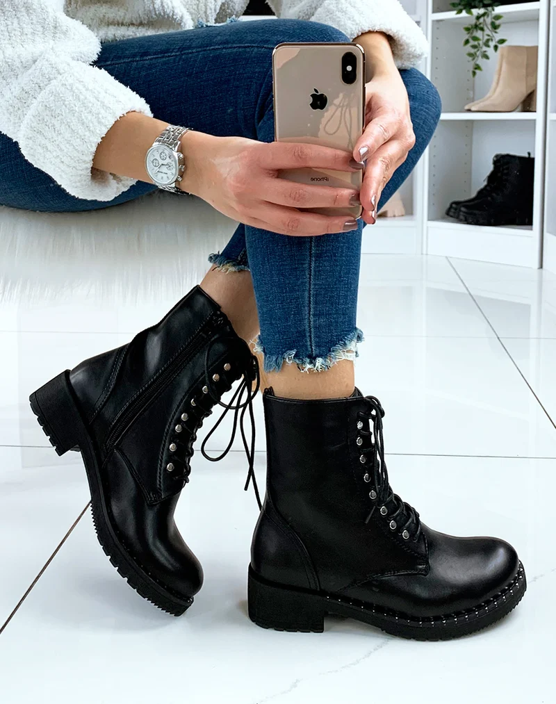Bottines noires à lacets et détails cloutés