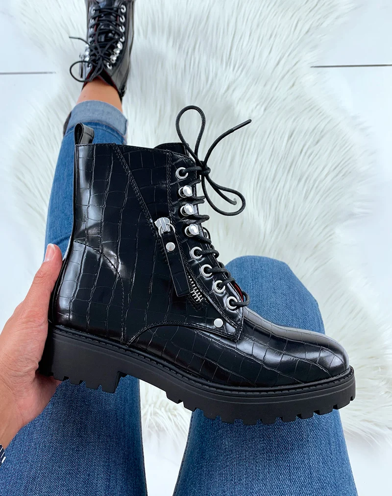 Bottines montantes noires effet croco à détails lacets et fermetures