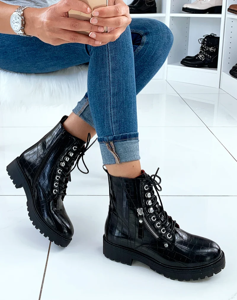Bottines montantes noires effet croco à détails lacets et fermetures