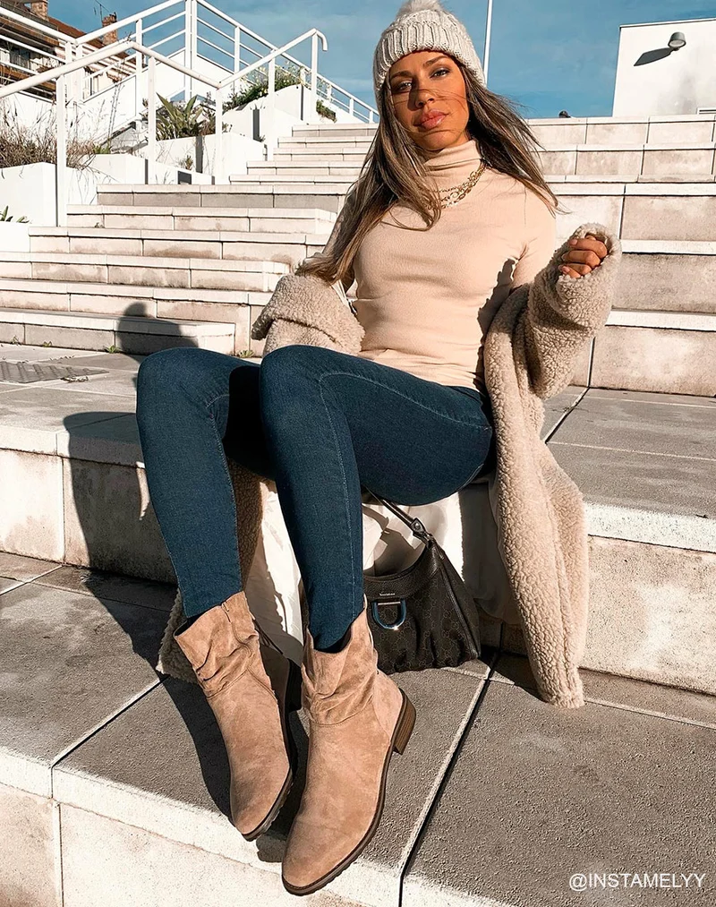 Bottines beige-rosées en daim plissées