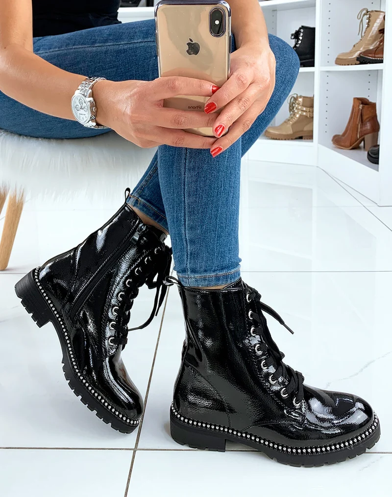 Bottines vernies noires montantes à clous