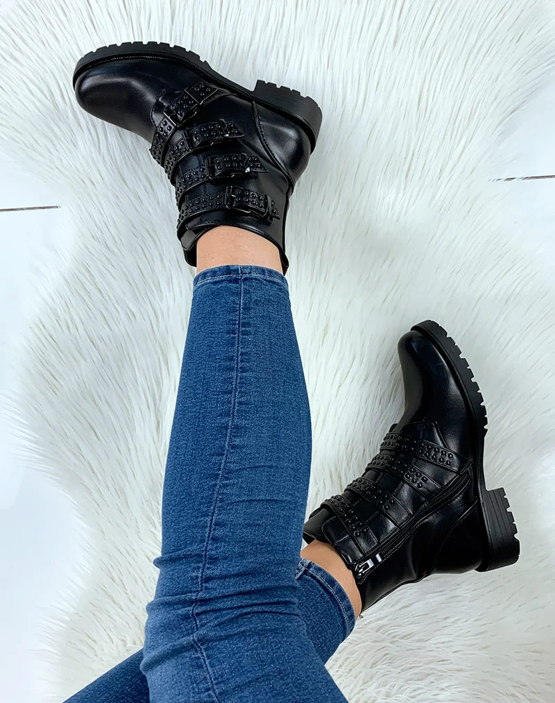 Bottines noires à sangles cloutées
