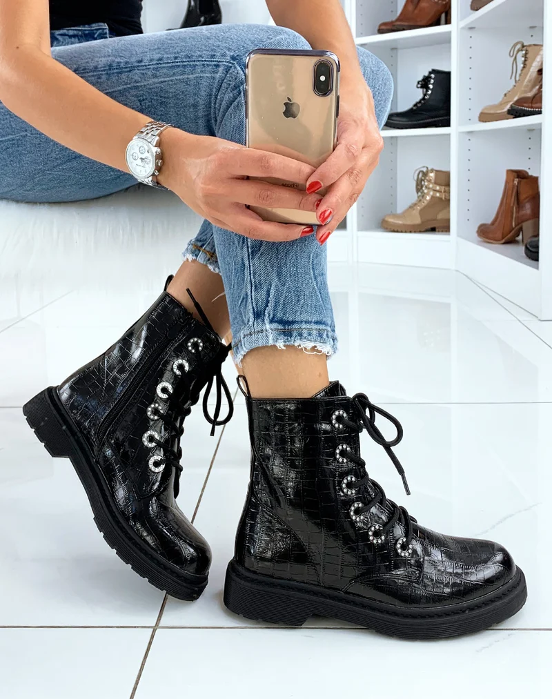 Bottines vernies noires croco à œillets