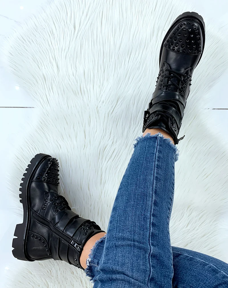 Bottines montantes noires ornées de clous noirs
