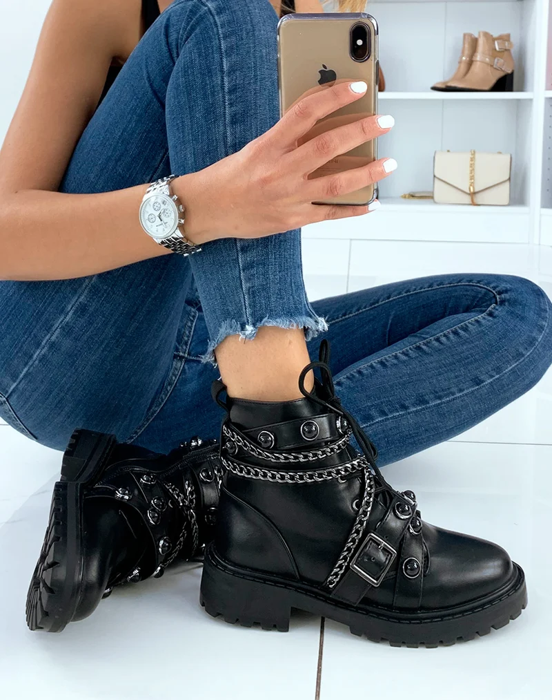 Bottines noires ornées de multiples lanières