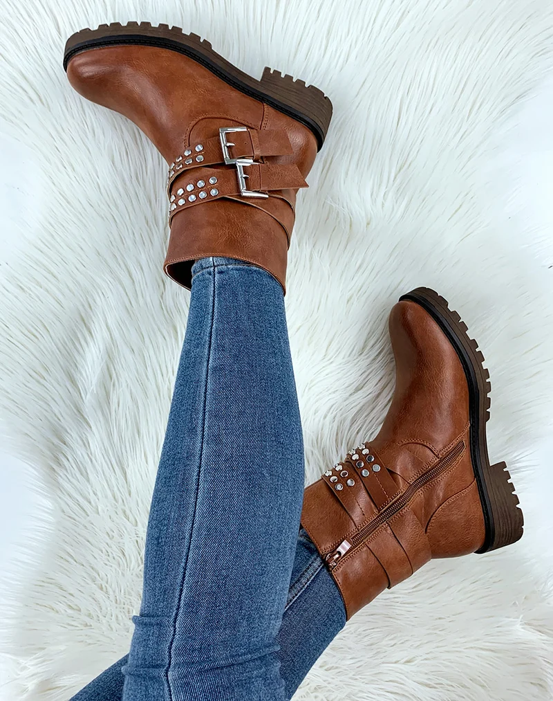 Bottines montantes camel à lanières cloutées