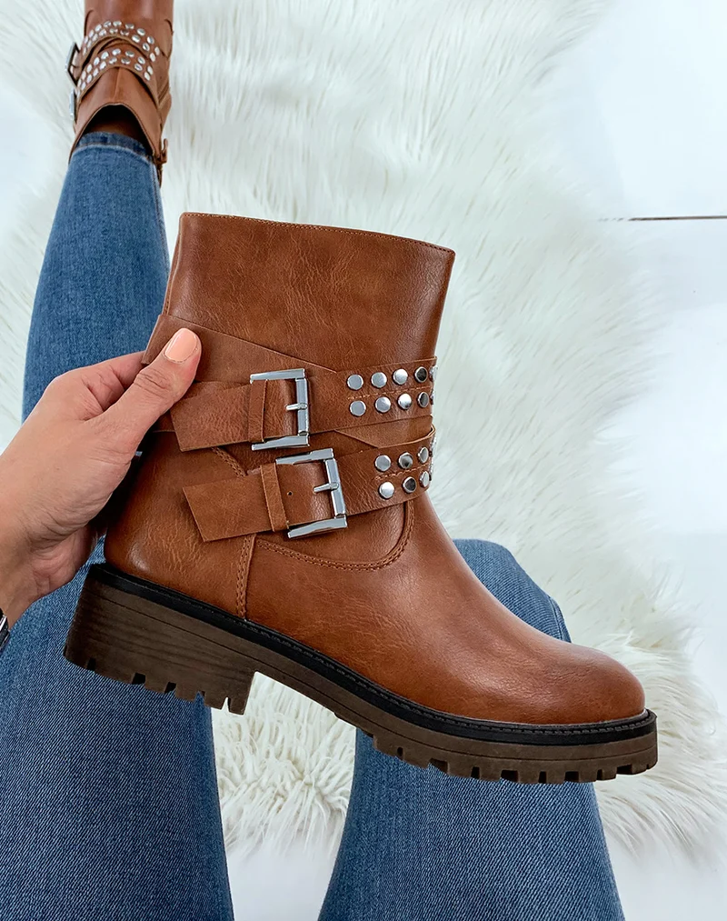 Bottines montantes camel à lanières cloutées