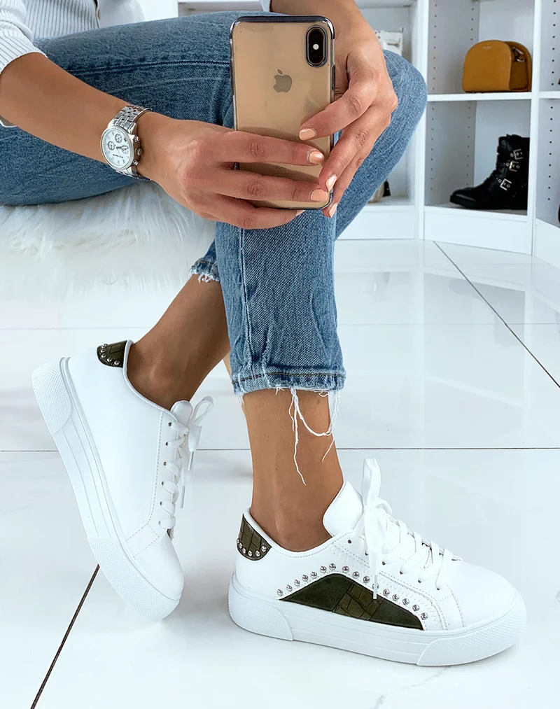 Baskets cloutées blanches et vertes effet croco