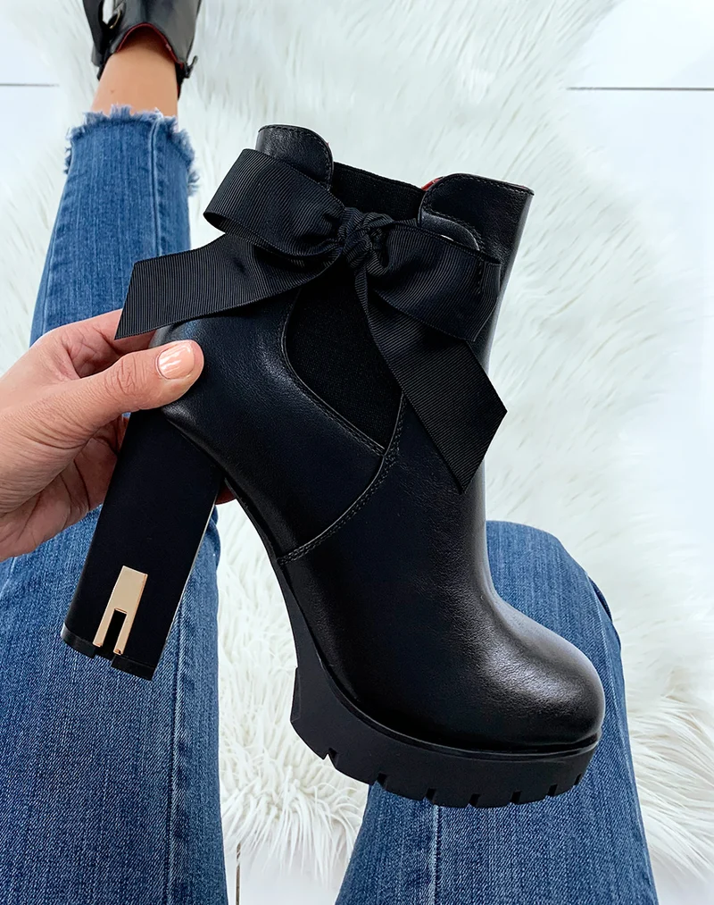 Bottines à talon noires ornées d’un noeud