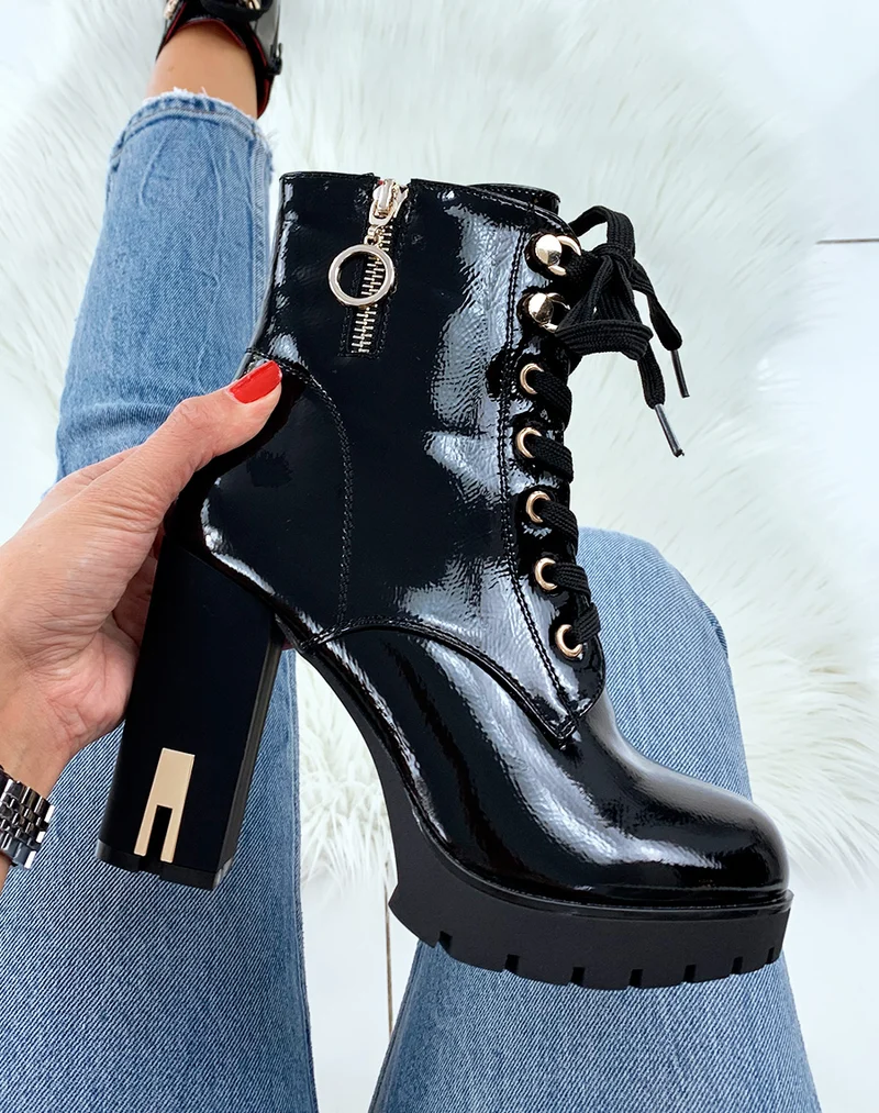 Bottines vernies noires à œillets dorées
