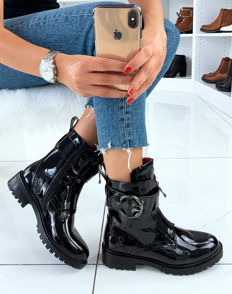 Bottines vernies noires montante croco à détail boucle