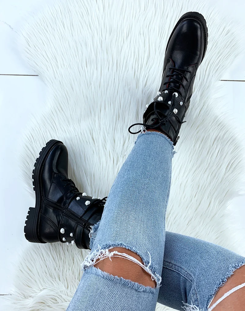 Bottines montantes en similicuir noires à lacets et larges brides ornées de perles