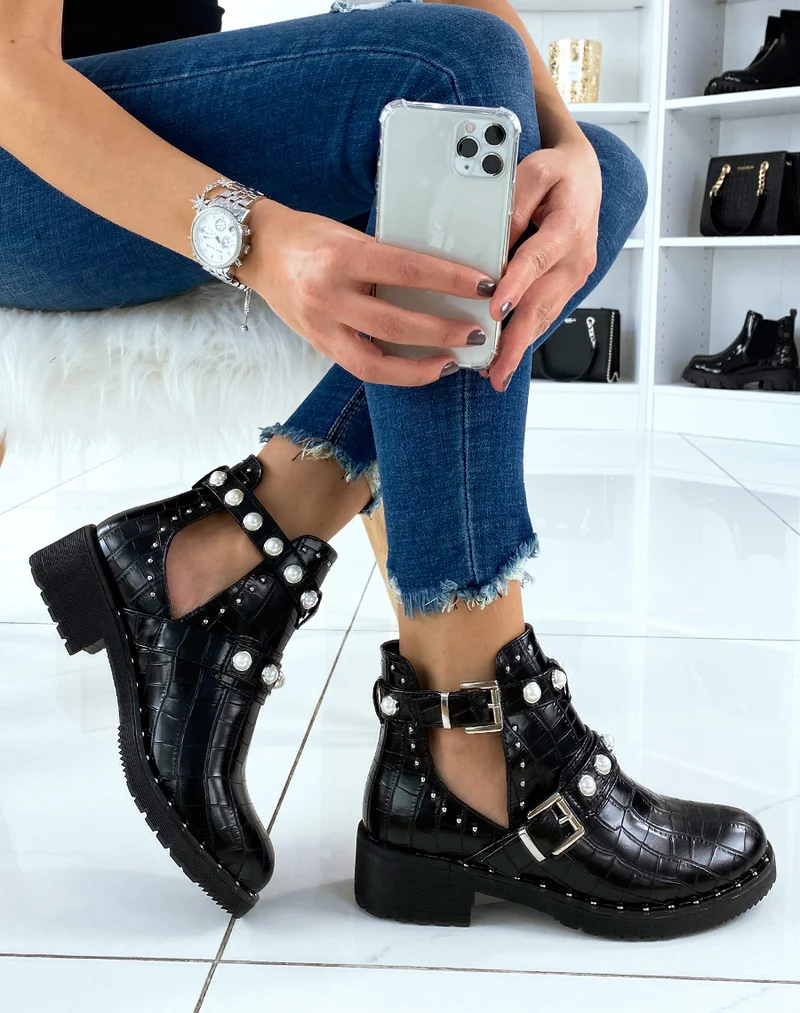 Bottines noires effet croco ajourées