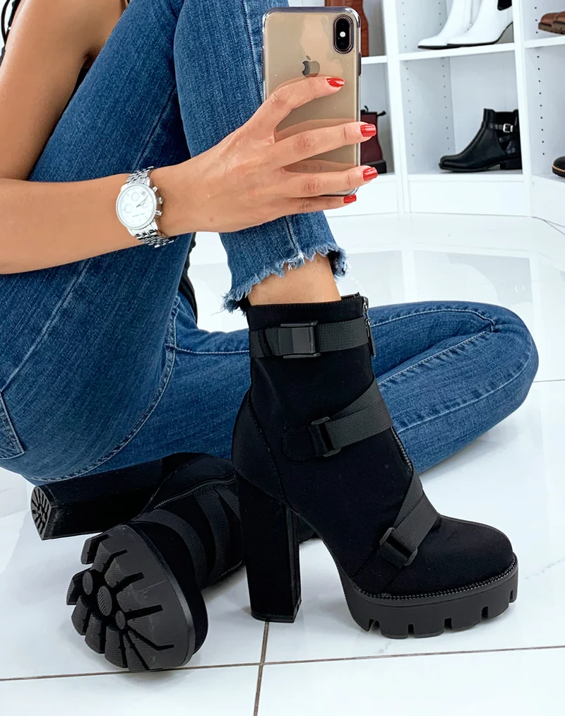 Bottines noires montantes à talons et à lanières multiples