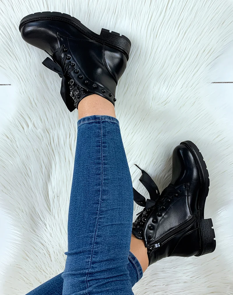 Bottines noires à lacets en tissu ornées de clous