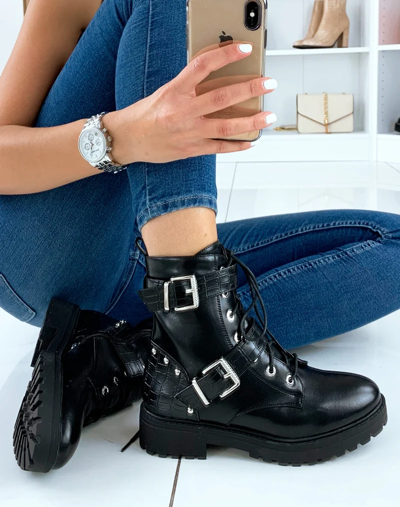 Bottines montantes noires à lanières et détails cloutés effet croco
