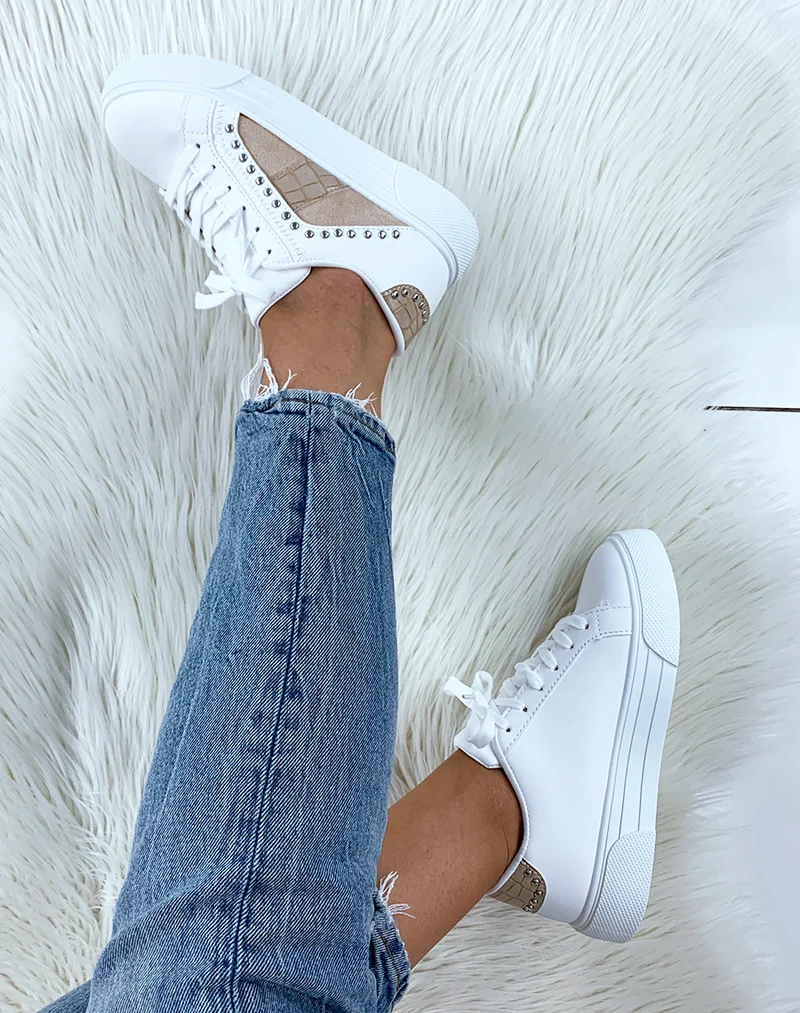 Baskets cloutées blanches et beiges effet croco