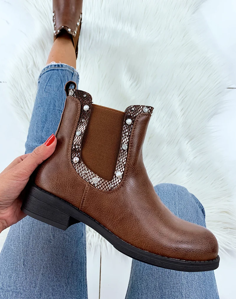 Bottines camel à détails serpent et bijoux sur le contour de l’élastique