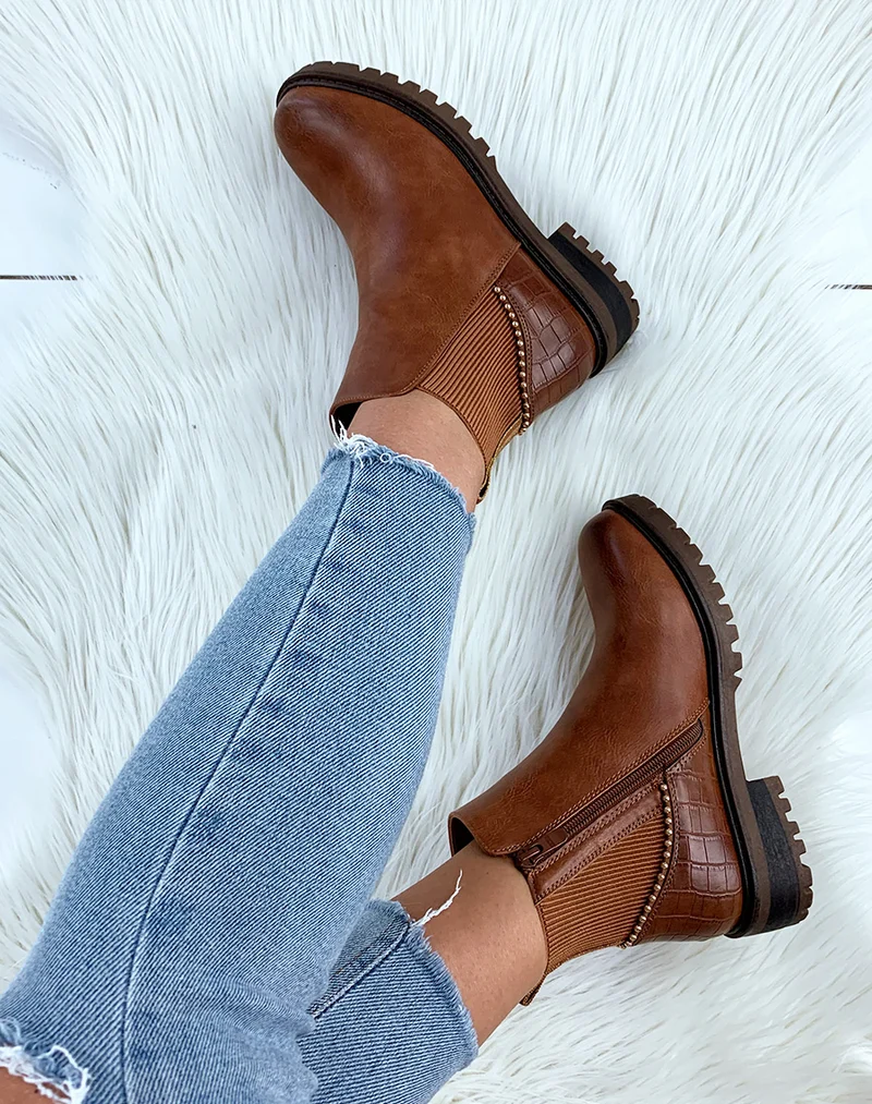 Bottines camel bi-matières à fermeture et détails clous dorés