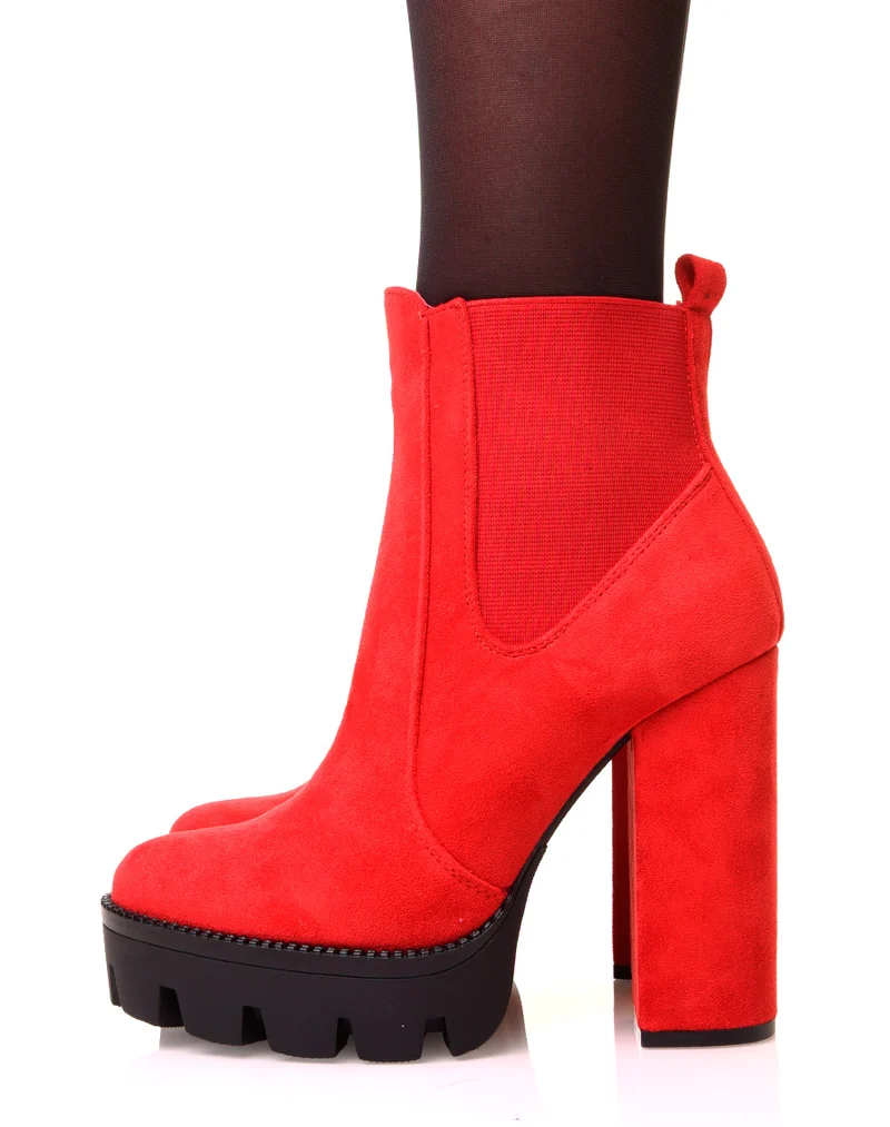 Bottines rouges en suédine à talons et plateformes crantées