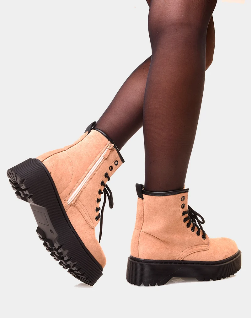 Bottines montantes beige en suédine à grosse plateforme