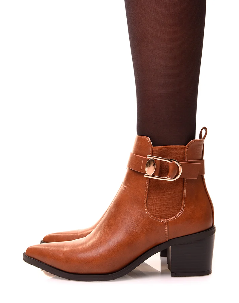 Bottines camel à talons et à bout pointu ajourées d’une boucle