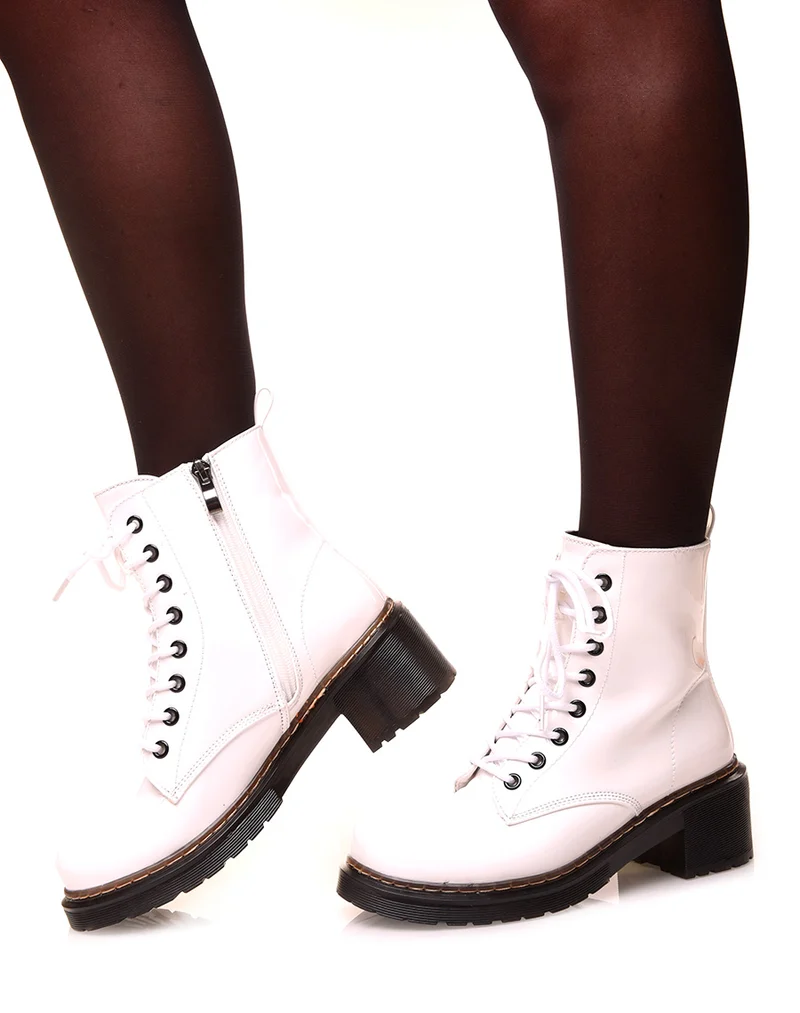 Bottines montantes blanches vernies à lacets