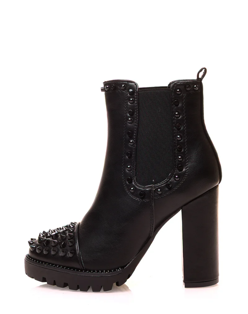 Bottines noires à talons et détails cloutés