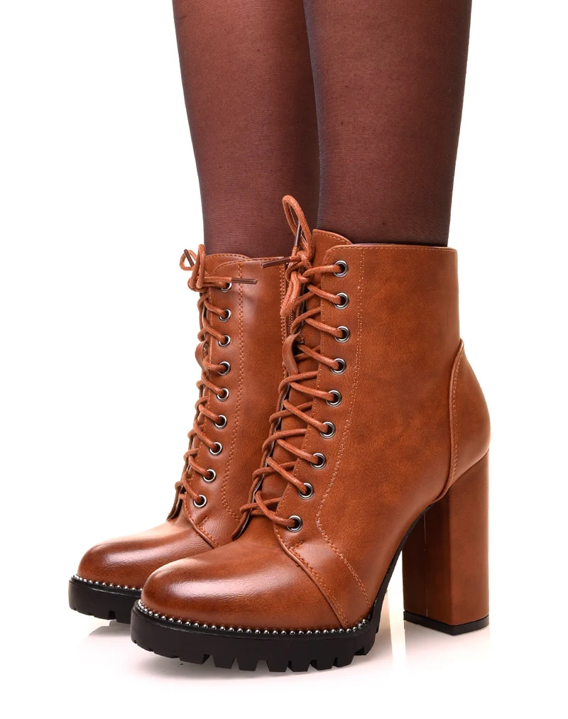 Bottines camel à talons et à détails perles