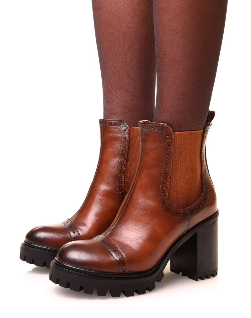 Bottines camel à talons carrés et à semelles crantées