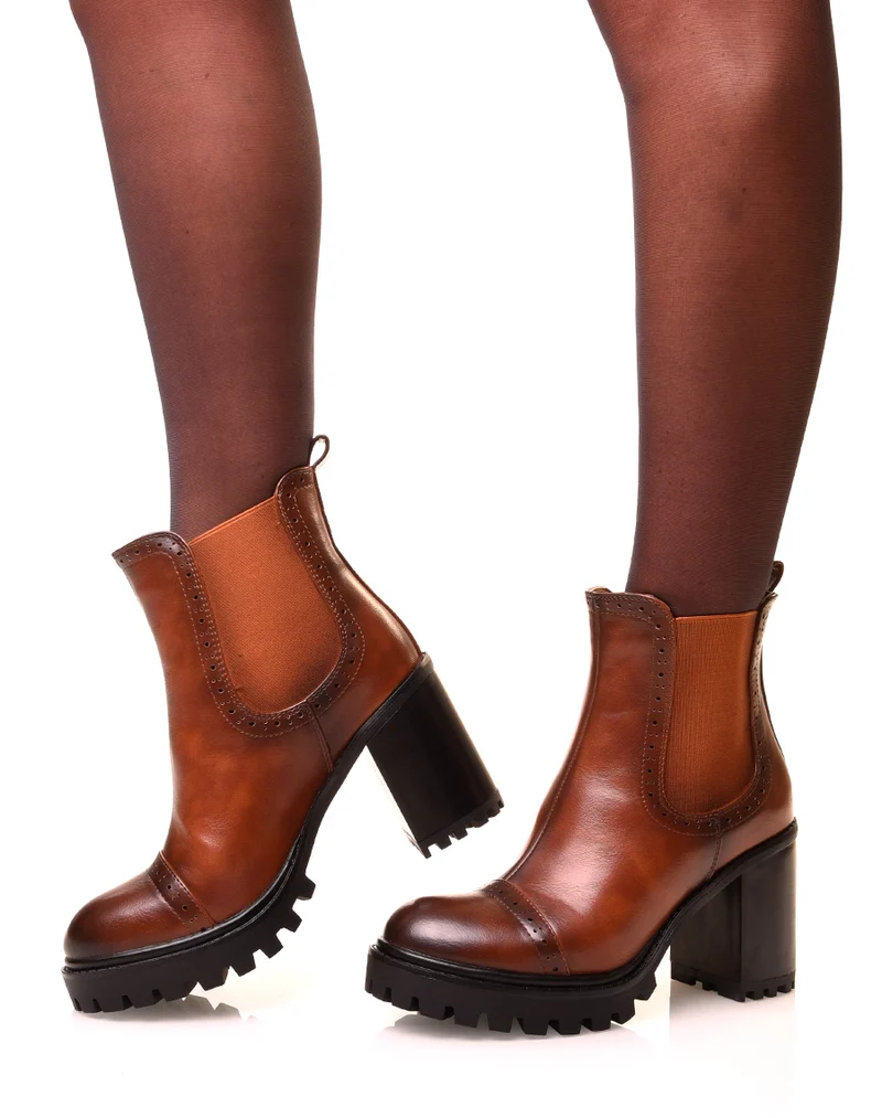 Bottines camel à talons carrés et à semelles crantées